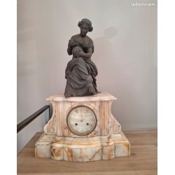 Pendule de salon de cheminée avec statue de regule