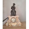 Pendule de salon de cheminée avec statue de regule