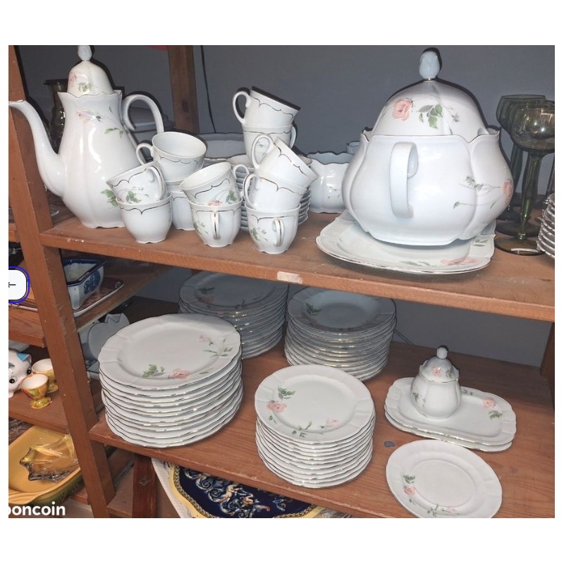 Service de vaisselle Pate de Limoges 94 pièces