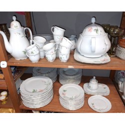 Service de vaisselle Pate de Limoges 94 pièces