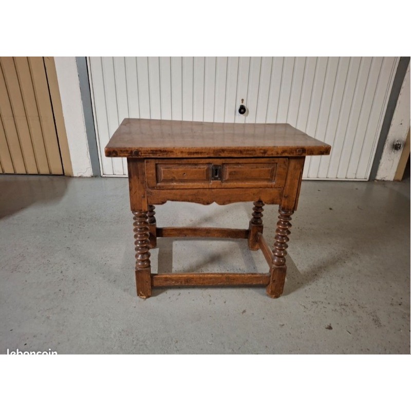 Table en noyer gout XVIIe